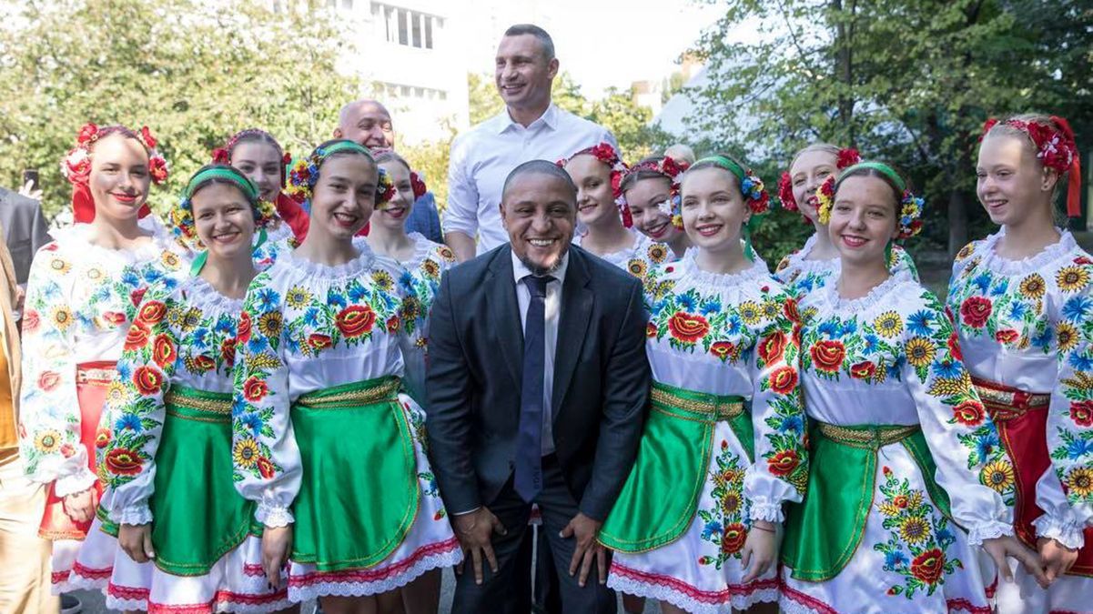 Роберто Карлос и Луиш Фигу приехали в Киев на открытие футбольной школы Реала: фото и видео