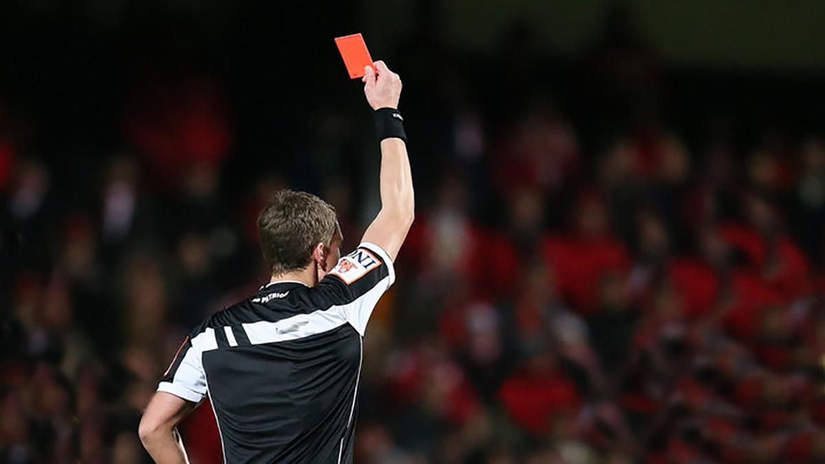 У Росії футболісти та вболівальники побили арбітра до втрати свідомості: відео - Спорт 24 У Росії футболісти та вболівальники побили арбітра до втрати свідомості: відео - Спорт 24