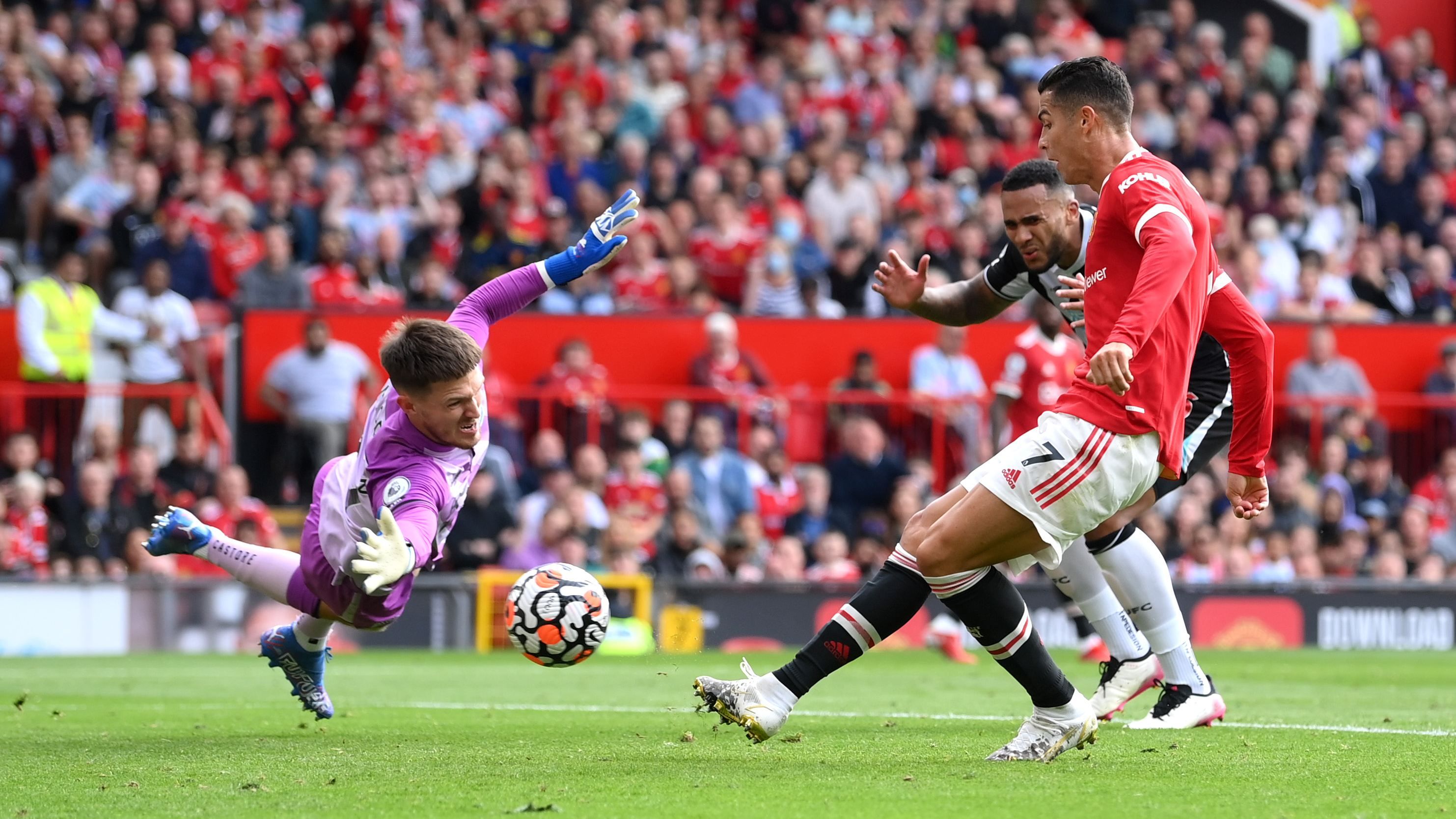 Роналду забив перший гол за Манчестер Юнайтед в дебютному матчі: відео - Спорт 24