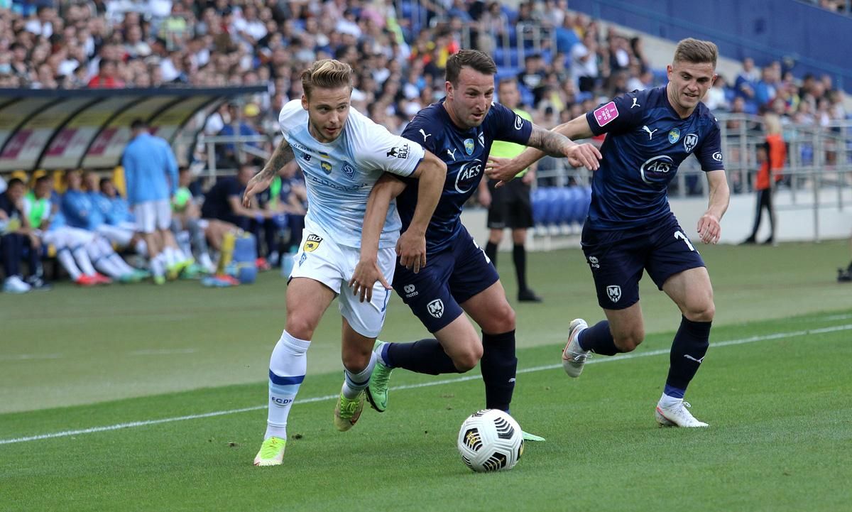 Конфлікт уболівальників на матчі Динамо в Харкові: ударами по обличчю побита жінка – відео - Спорт 24 Конфлікт уболівальників на матчі Динамо в Харкові: ударами по обличчю побита жінка – відео - Спорт 24