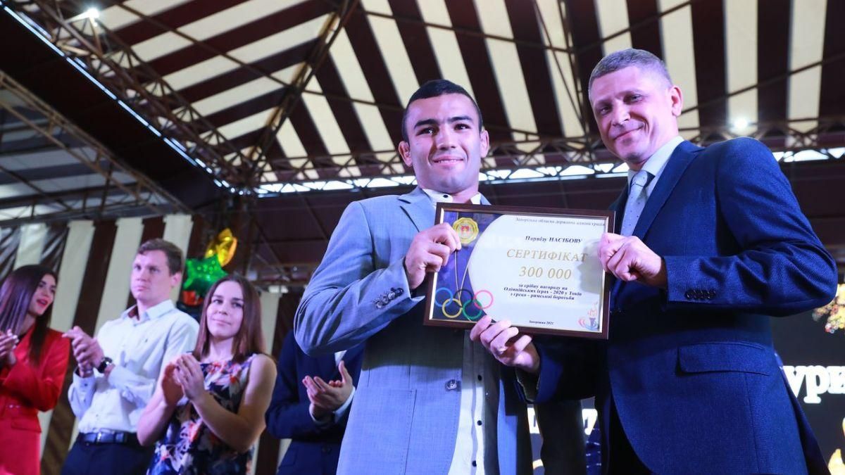 Спели песню российских фанов Сочи-2014: в Запорожье устроили странный концерт для олимпийцев Спели песню российских фанов Сочи-2014: в Запорожье устроили странный концерт для олимпийцев