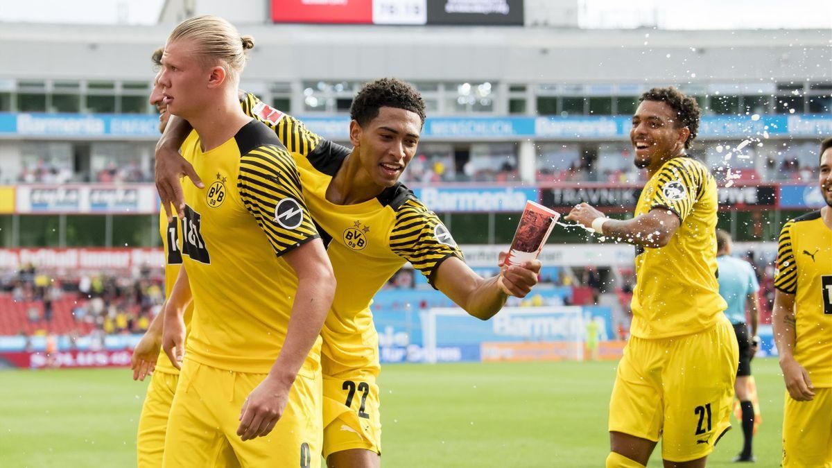 18-летний футболист Боруссии выпил пиво прямо на поле: момент попал на видео 18-летний футболист Боруссии выпил пиво прямо на поле: момент попал на видео