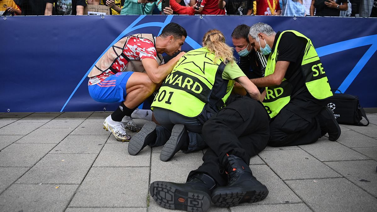 Роналду відправив у нокаут дівчинку-стюарда перед матчем у Лізі чемпіонів: фото - Спорт 24 Роналду відправив у нокаут дівчинку-стюарда перед матчем у Лізі чемпіонів: фото - Спорт 24