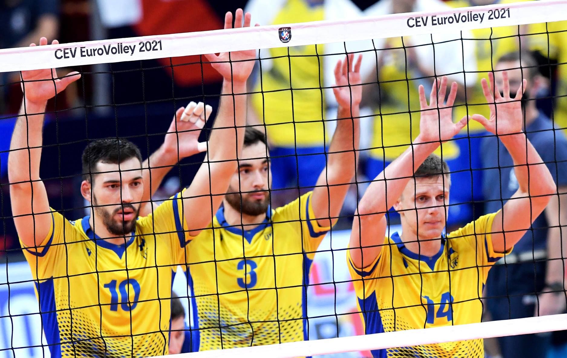 Украинские болельщики устроили акцию протеста во время гимна России на Евро: фото
