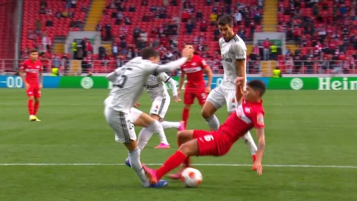 Арбітр не призначив пенальті у ворота Спартака після моторошного фолу – шипами в ногу: відео - Спорт 24