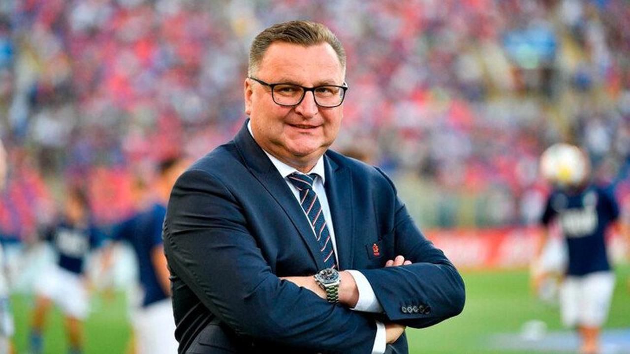 Отпраздновал победу: тренер Легии на пресс-конференции открыл две бутылки пива – видео Отпраздновал победу: тренер Легии на пресс-конференции открыл две бутылки пива – видео