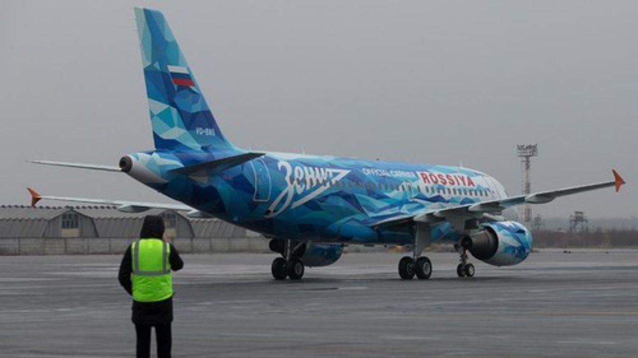 Самолет российского Зенита совершил аварийную посадку: в двигатель попали птицы
