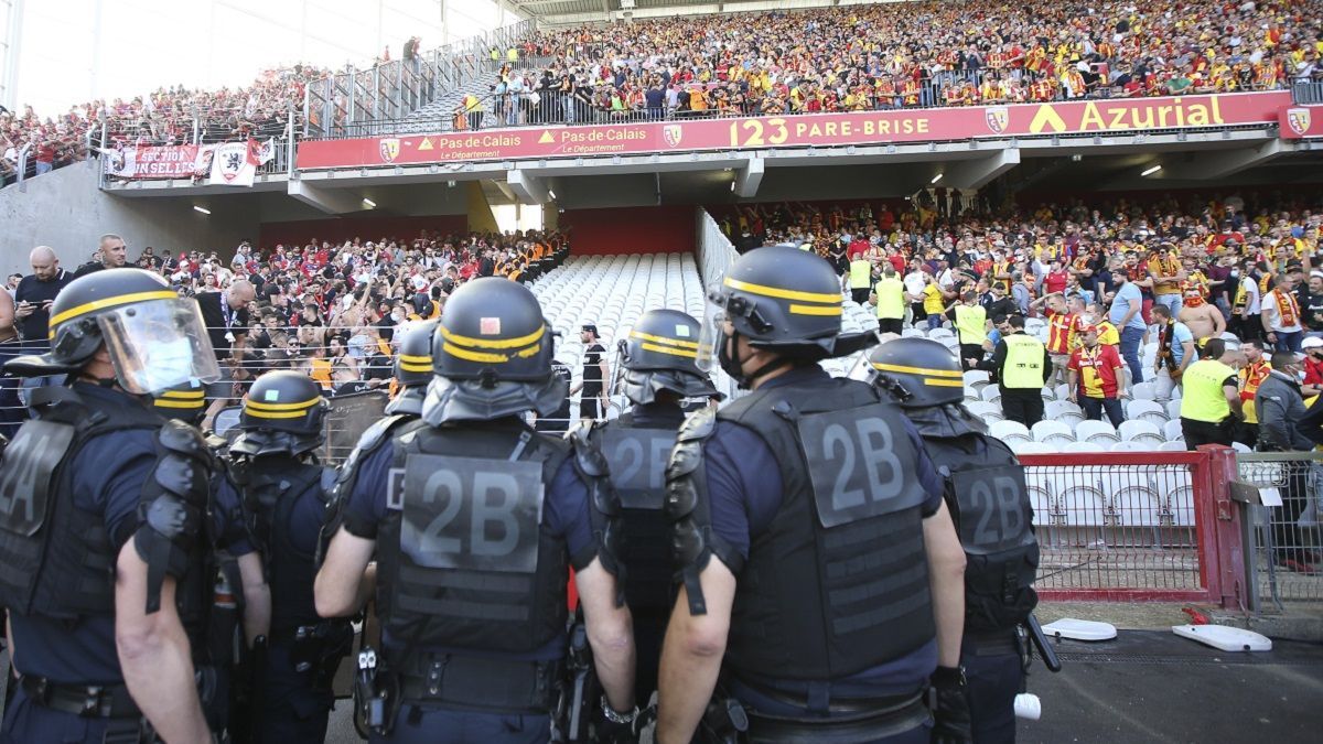 Фанаты выбежали на поле и устроили массовую драку во Франции: видео