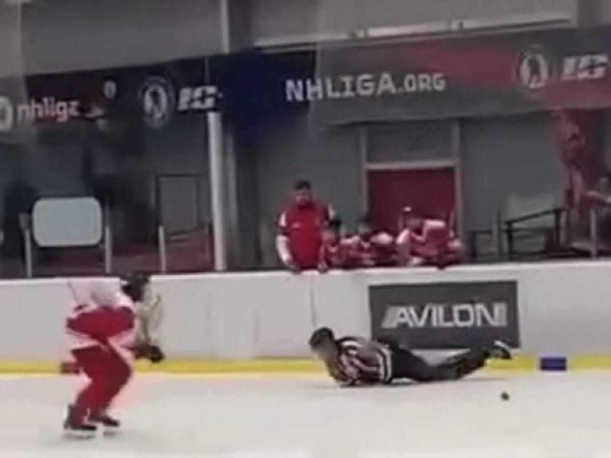 В России пьяный судья устроил "цирк" на матче детских хоккейных команд: видео В России пьяный судья устроил "цирк" на матче детских хоккейных команд: видео