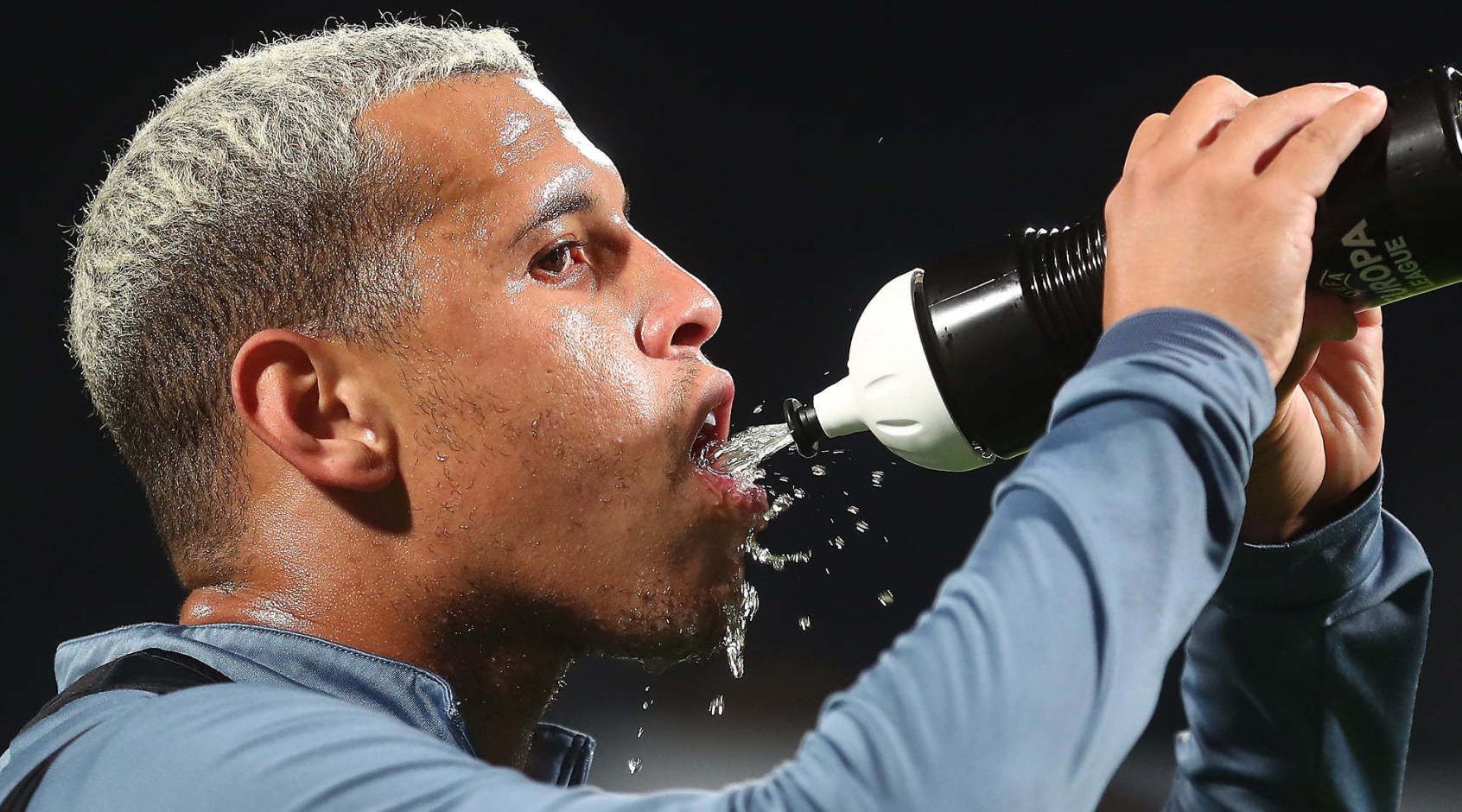 Шипами поміж ніг: футболіст Динамо ледь не травмував суперника – відео - Спорт 24 Шипами поміж ніг: футболіст Динамо ледь не травмував суперника – відео - Спорт 24