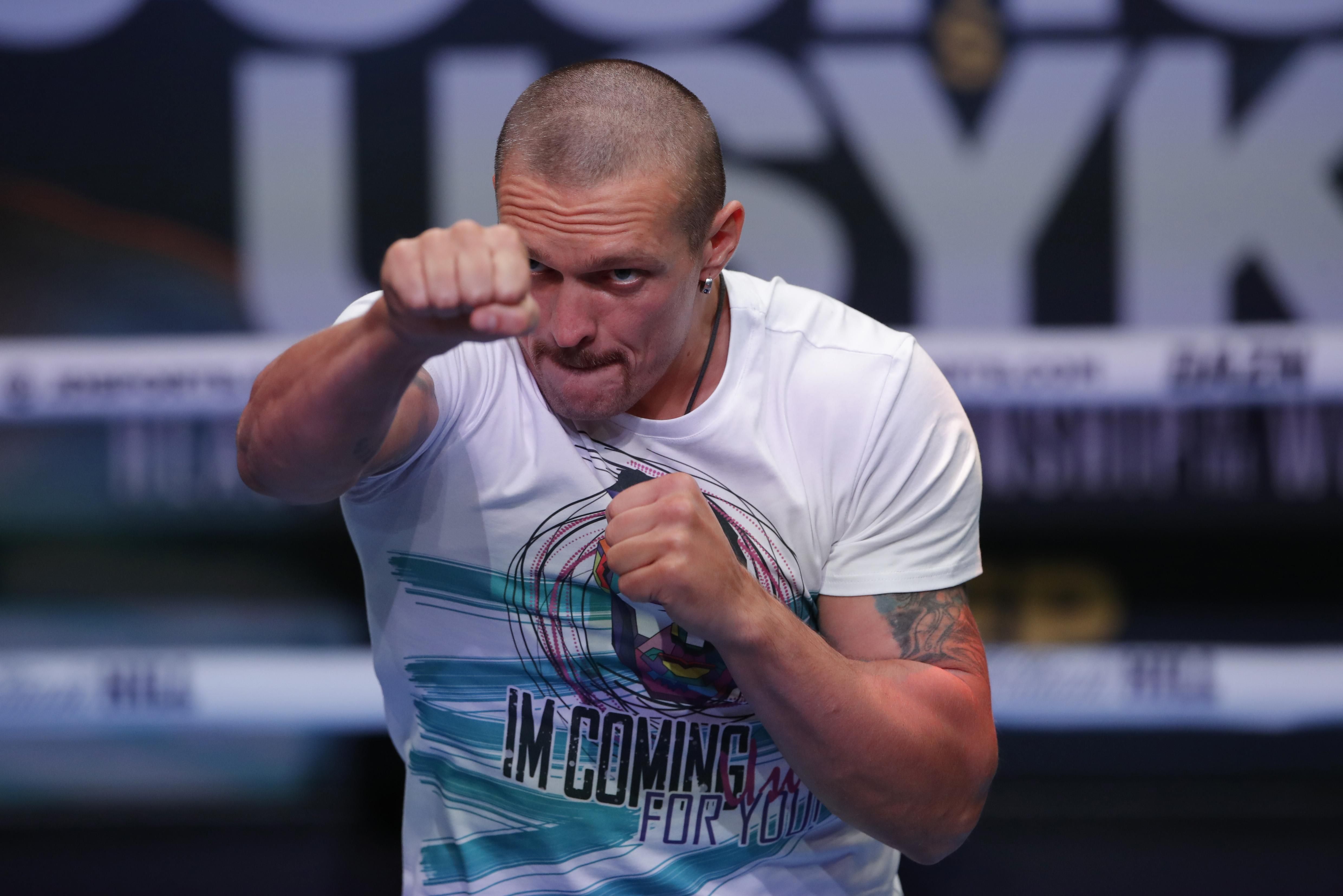 Жонглював і бився з тінню: Усик провів відкрите тренування перед боєм із Джошуа – відео - новини боксу - Спорт 24 Жонглював і бився з тінню: Усик провів відкрите тренування перед боєм із Джошуа – відео - новини боксу - Спорт 24