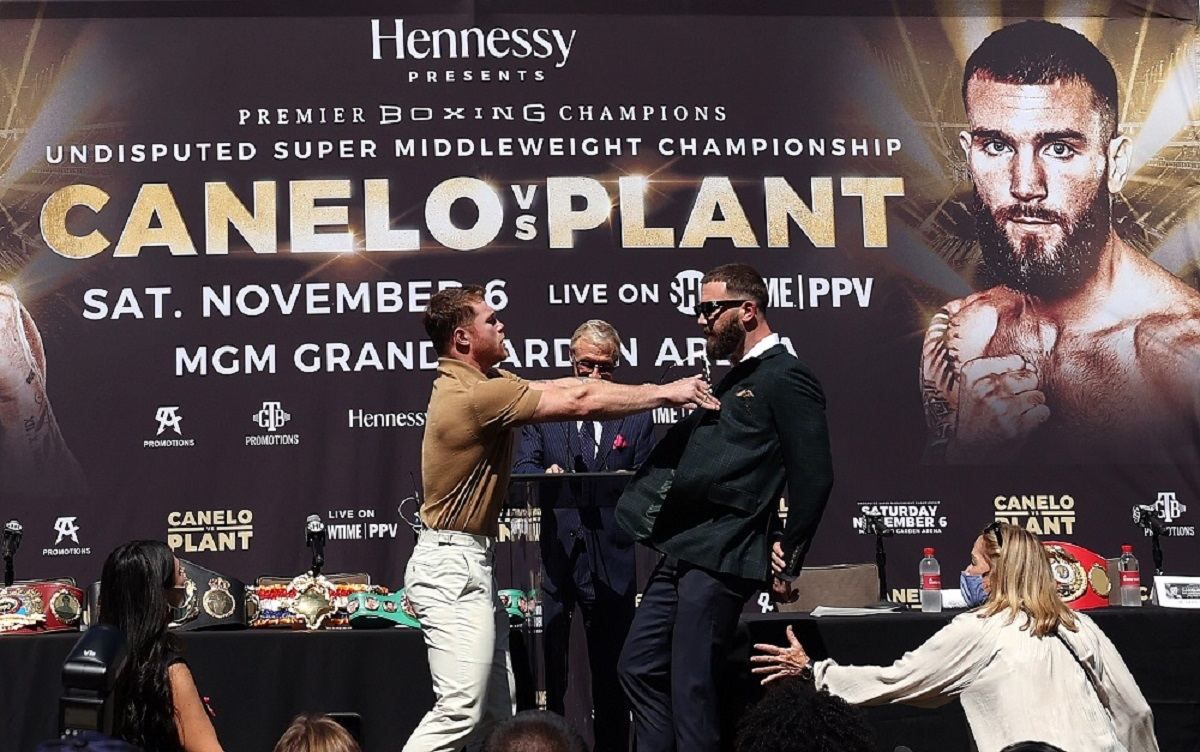 Лучший боксер мира устроил драку на дуэли взглядов: видео Лучший боксер мира устроил драку на дуэли взглядов: видео