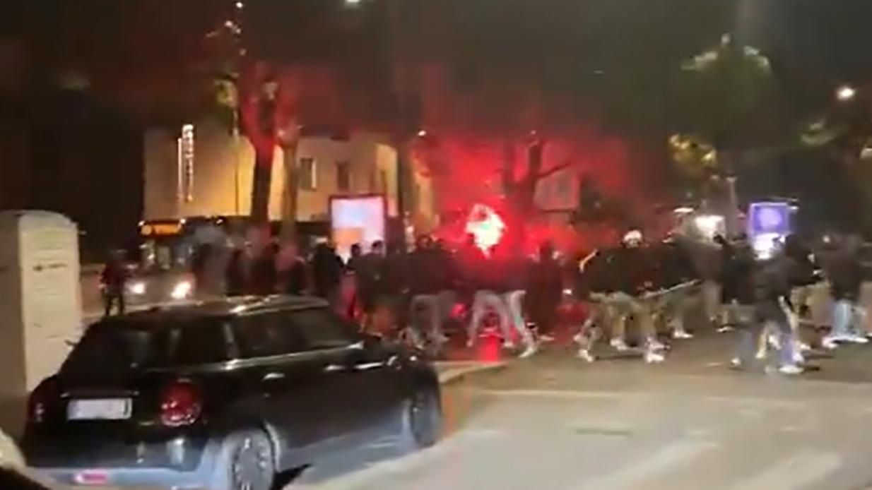 Фанати Інтера та Фіорентини влаштували жорстоку бійку посеред вулиці: відео - Спорт 24