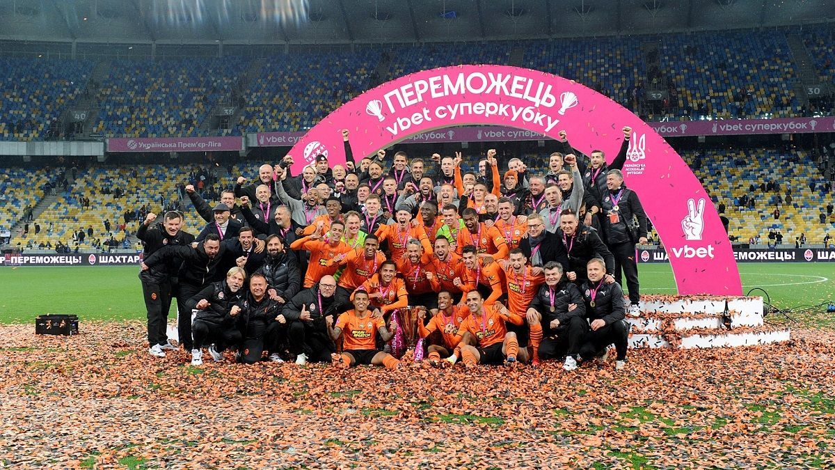 На глазах расстроенных динамовцев: награждение Шахтера в Суперкубке Украины – видео На глазах расстроенных динамовцев: награждение Шахтера в Суперкубке Украины – видео