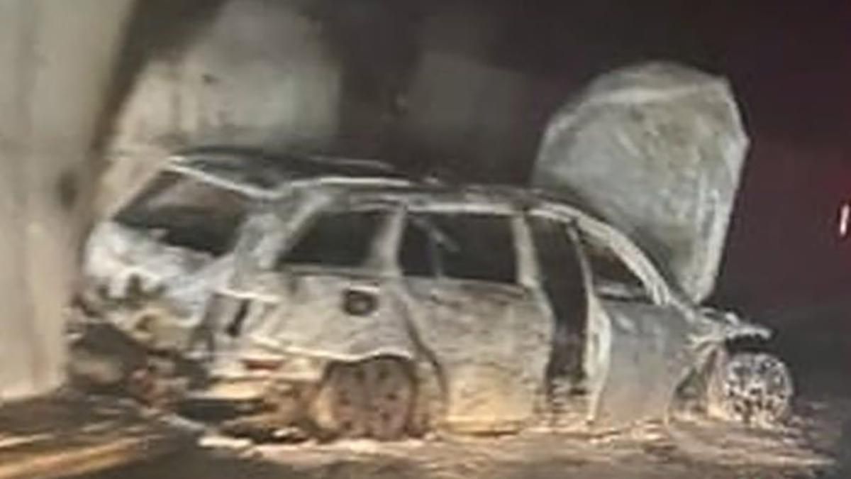 Фанати спалили автомобіль суддів після матчу: саму гру вони зірвали, вибігши на поле - Спорт 24 Фанати спалили автомобіль суддів після матчу: саму гру вони зірвали, вибігши на поле - Спорт 24