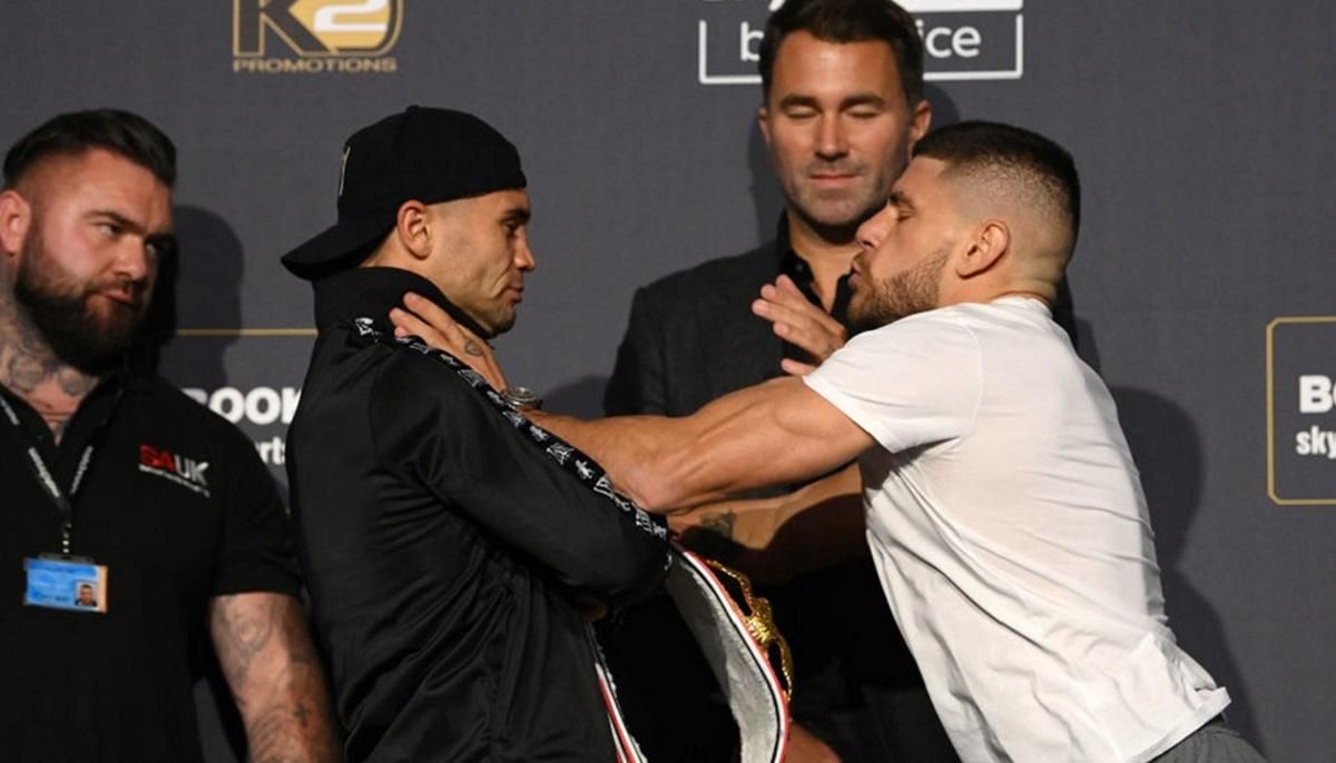 Украинца толкнули на дуэли взглядов: едва не произошла драка перед боем Усика – видео Украинца толкнули на дуэли взглядов: едва не произошла драка перед боем Усика – видео