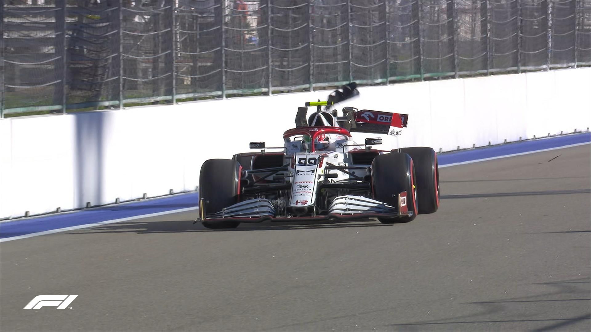 Закрутило на повороте: Джовинацци разбил зад болида во время практики на гран-при России Закрутило на повороте: Джовинацци разбил зад болида во время практики на гран-при России