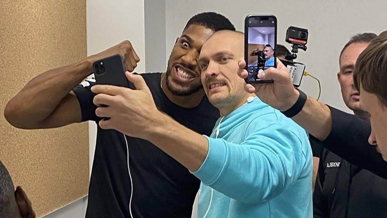 Усик і Джошуа вибрали рукавички на бій і зробили селфі: відео - бокс новини - Спорт 24 Усик і Джошуа вибрали рукавички на бій і зробили селфі: відео - бокс новини - Спорт 24