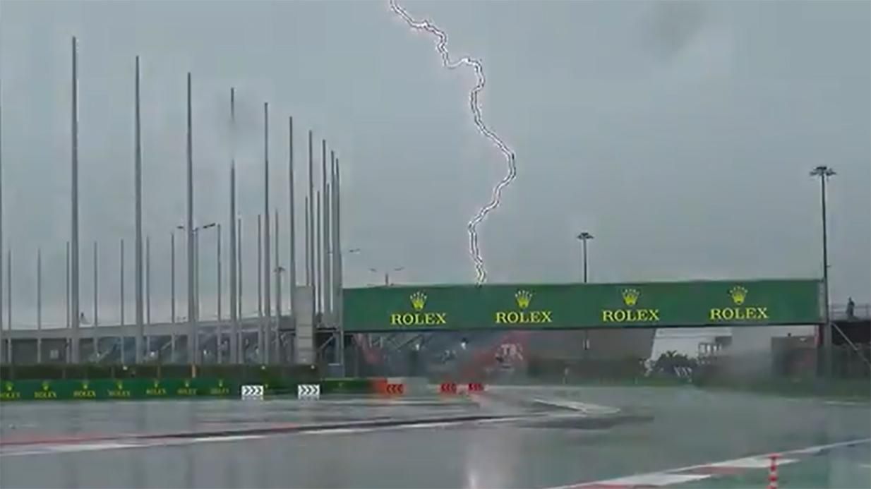 Жуткий удар молнии и потоп: Формула-1 отменила заезды на гран-при России – видео Жуткий удар молнии и потоп: Формула-1 отменила заезды на гран-при России – видео