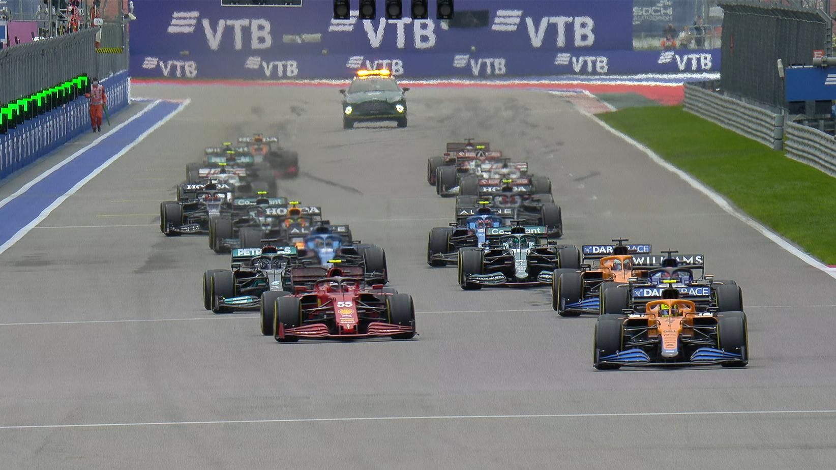 Дождь подарил Хэмилтону победу на гран-при России, прорыв Ферстаппена с 20 места на подиум Дождь подарил Хэмилтону победу на гран-при России, прорыв Ферстаппена с 20 места на подиум