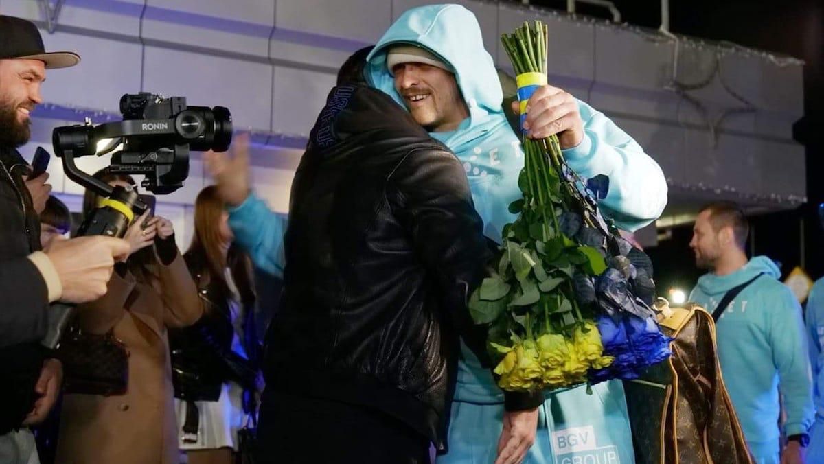 Несколько синяков и четыре пояса, – Александр Усик вернулся в Украину - новости бокса - Спорт 24