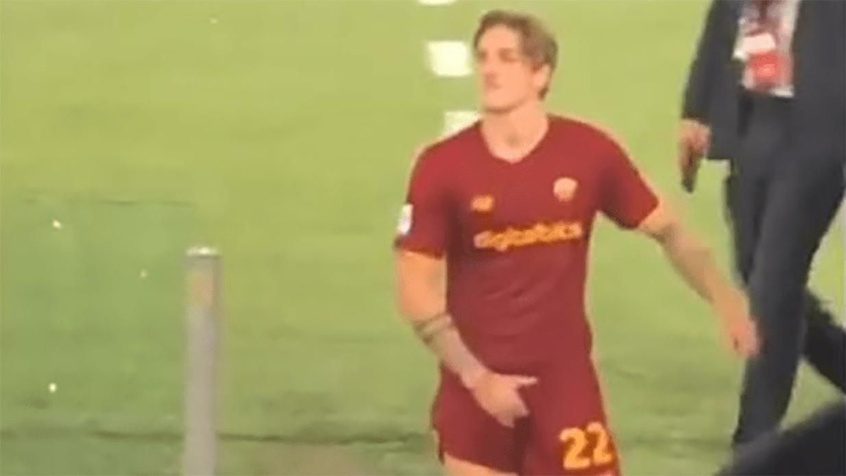 Футболист Ромы Дзаньоло взялся за пах и указал на фанатов Лацио: видео Футболист Ромы Дзаньоло взялся за пах и указал на фанатов Лацио: видео