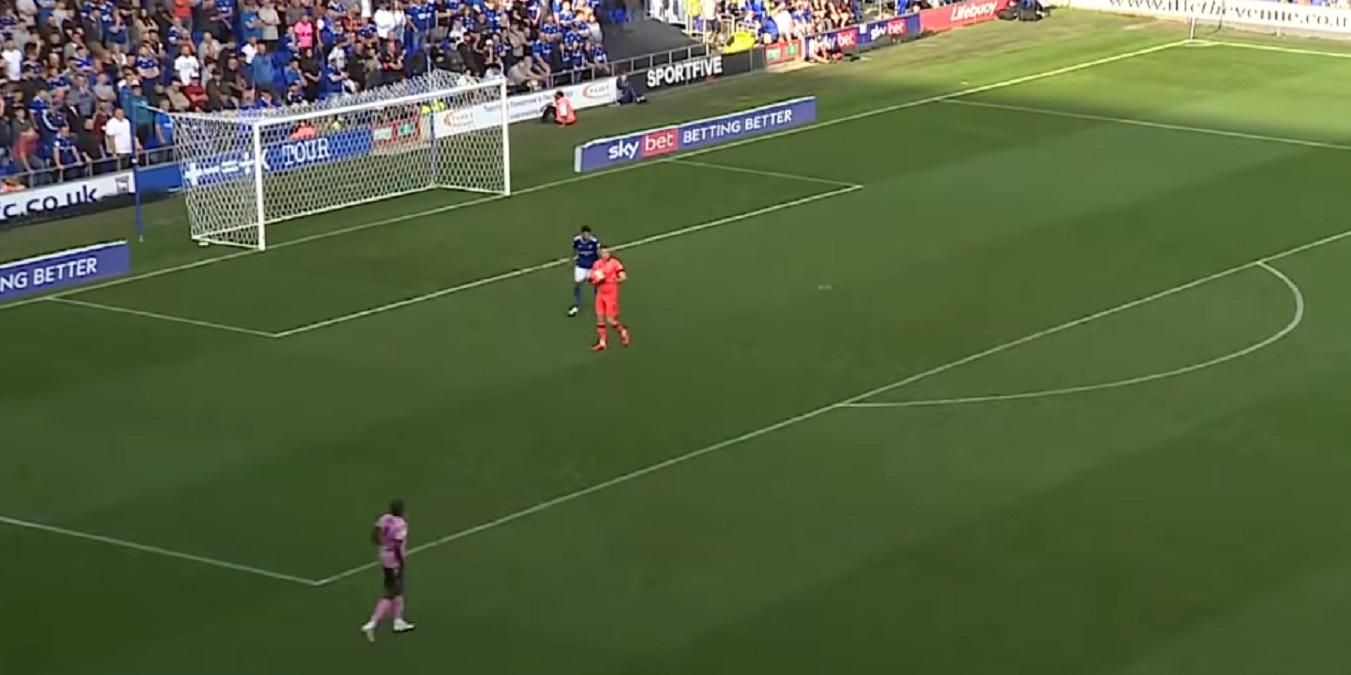 Футболіст сховався за спиною воротаря і врятував команду від поразки: відео курйозного голу - Спорт 24 Футболіст сховався за спиною воротаря і врятував команду від поразки: відео курйозного голу - Спорт 24