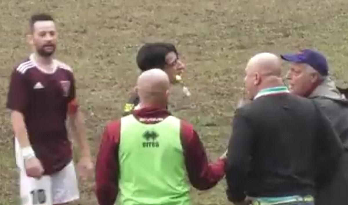 Майже нокаут: в Італії розлючений тренер вибіг на поле та вдарив суддю у голову – відео - Спорт 24