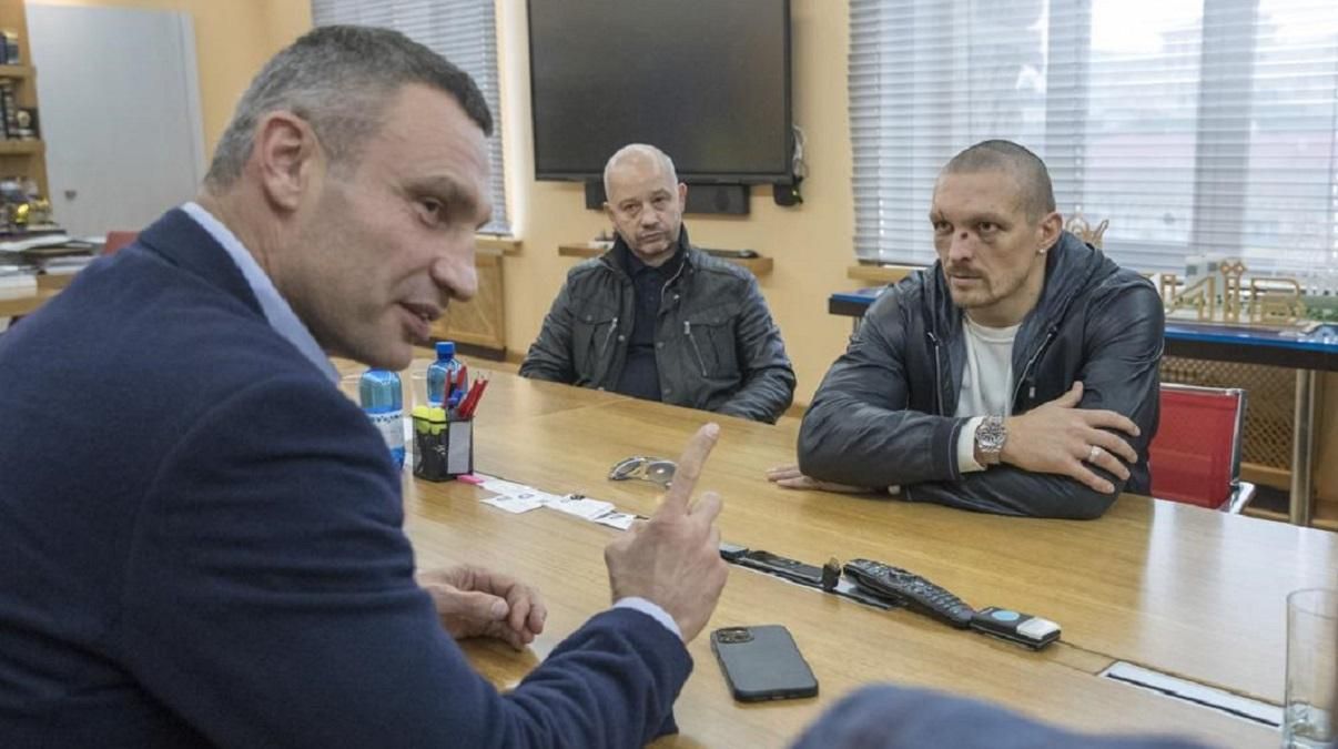 Такого ще не мав: Кличко подарував Усику пояс WBC - бокс новини - Спорт 24 Такого ще не мав: Кличко подарував Усику пояс WBC - бокс новини - Спорт 24