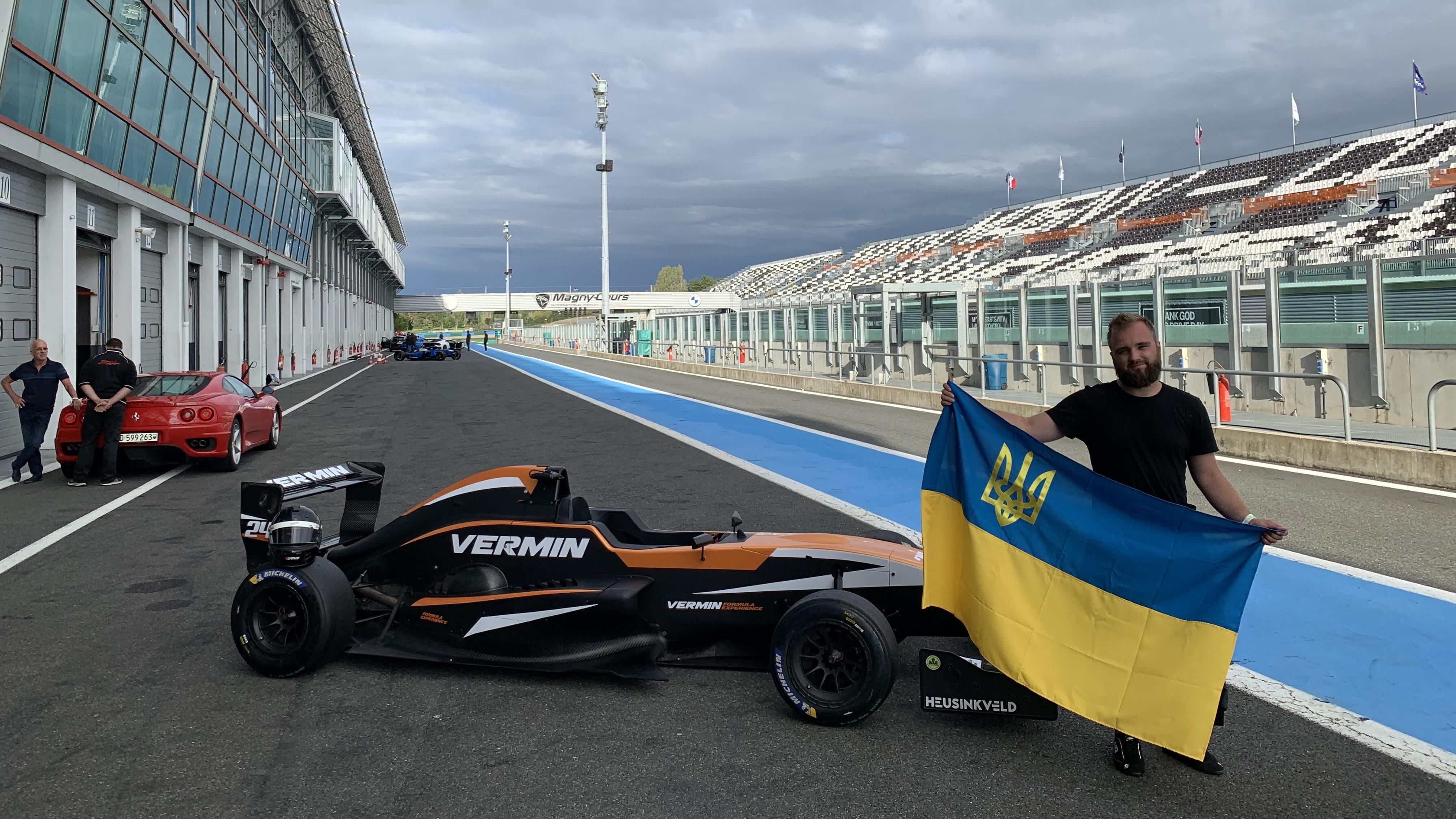 Чемпион Украины по симрейсингу испытал настоящий болид на гоночной трассе во Франции
