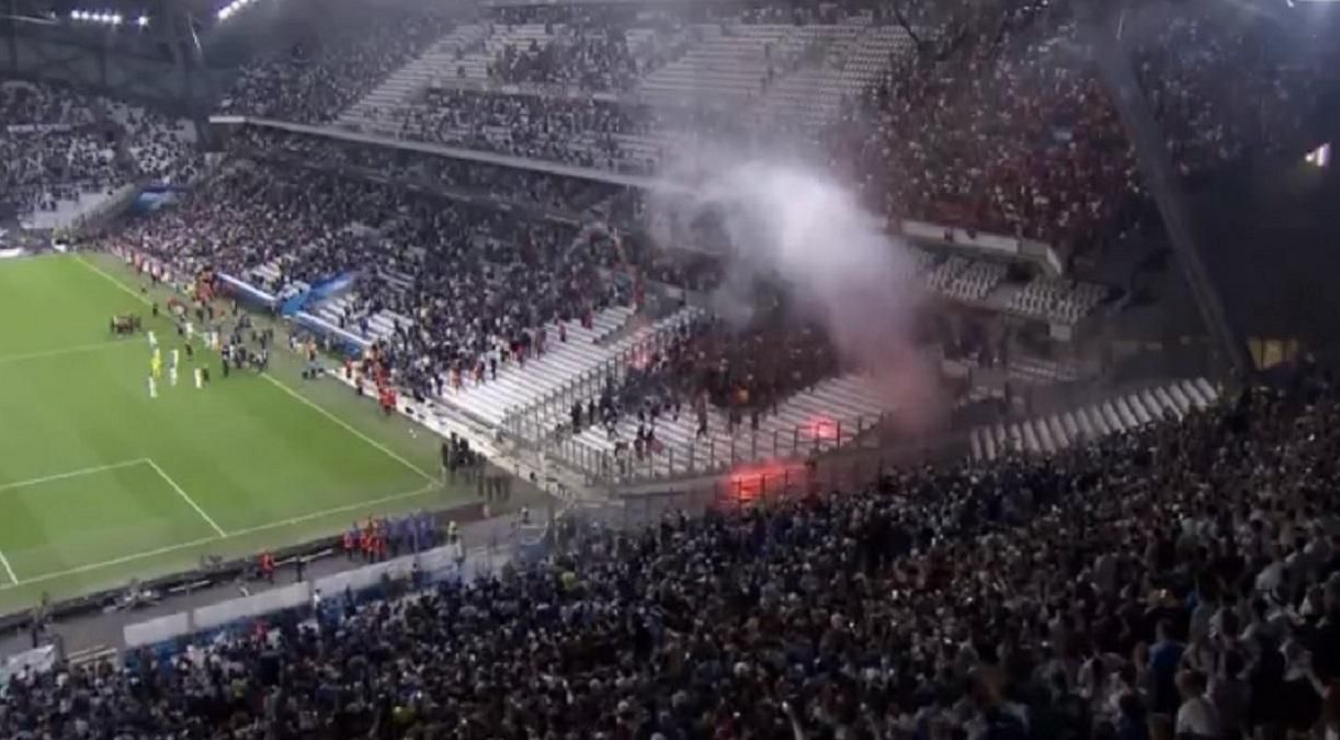 Огненное фаер-шоу на трибунах: фанаты сорвали матч Лиги Европы во Франции