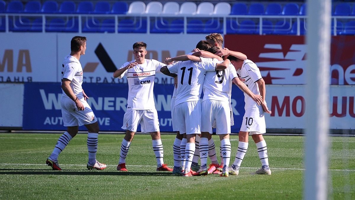 Спутал клубы или фейл года: Шахтер ищет комментатора Динамо, чтобы вручить шарф "горняков" Спутал клубы или фейл года: Шахтер ищет комментатора Динамо, чтобы вручить шарф "горняков"