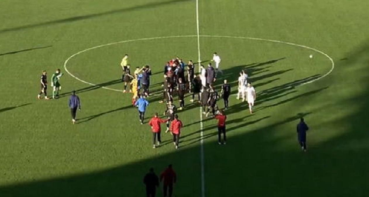 Середній палець і удар у голову: нові деталі бійки футболістів після матчу Першої ліги - Спорт 24 Середній палець і удар у голову: нові деталі бійки футболістів після матчу Першої ліги - Спорт 24