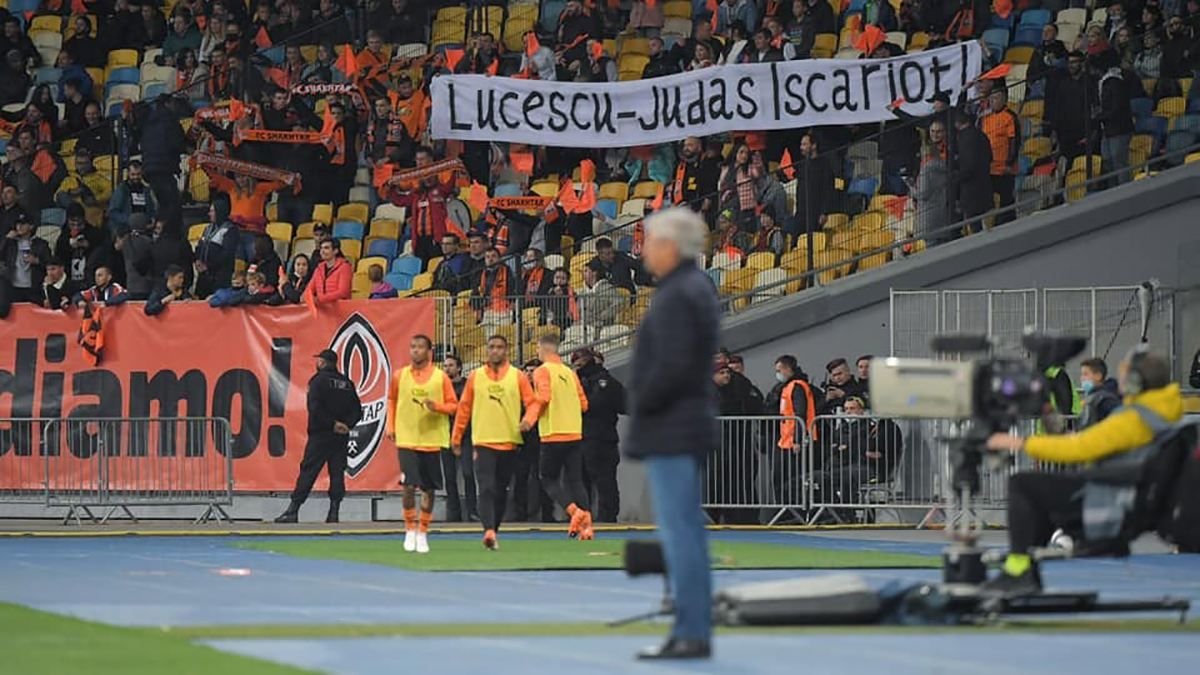 Битва банерів – фанати Динамо та Шахтаря вивісили образливі написи під час матчу: фото - Спорт 24