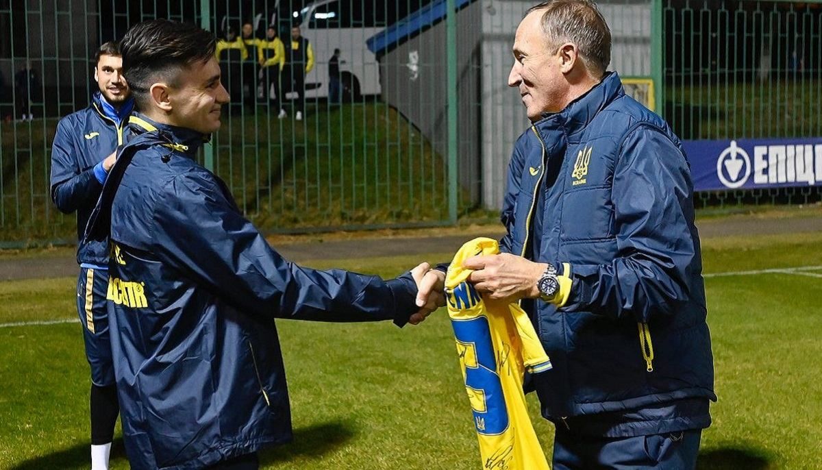 Шапаренко получил подарок от сборной Украины в честь дня рождения: фото Шапаренко получил подарок от сборной Украины в честь дня рождения: фото