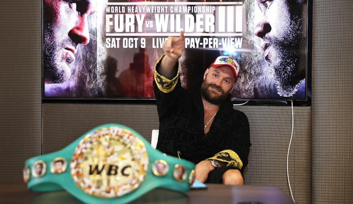 В халате и с чемпионским поясом: Фьюри посетил штаб-квартиру Top Rank – видео В халате и с чемпионским поясом: Фьюри посетил штаб-квартиру Top Rank – видео