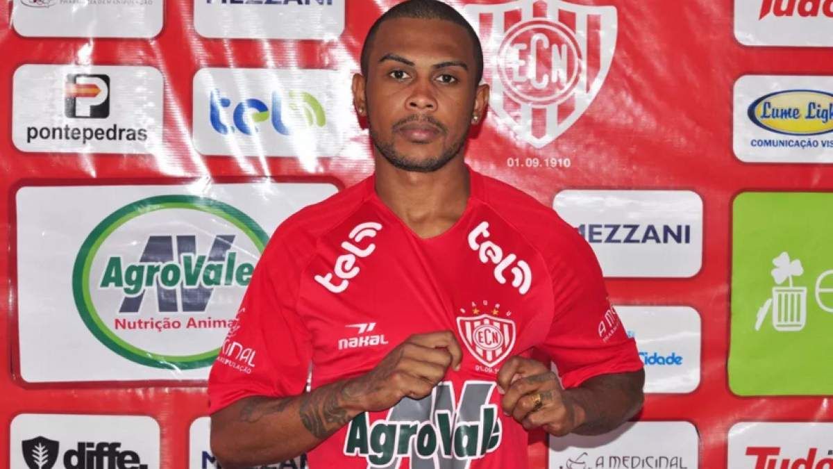 Ногой по голове: в Бразилии футболист жестоко избил арбитра - видео Ногой по голове: в Бразилии футболист жестоко избил арбитра - видео