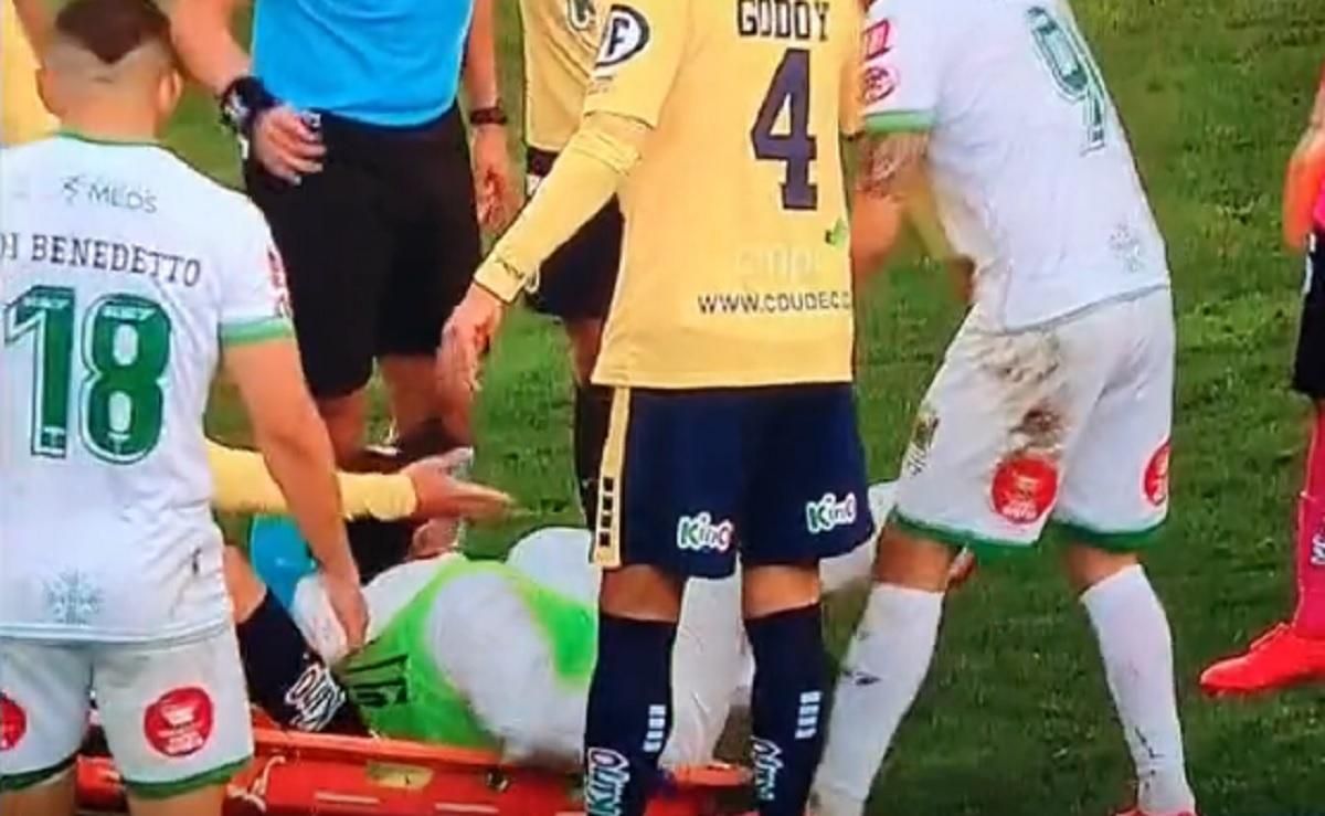 Лікар не встояв на ногах та двічі впав на футболіста, який лежав на ношах: курйозне відео - Спорт 24 Лікар не встояв на ногах та двічі впав на футболіста, який лежав на ношах: курйозне відео - Спорт 24