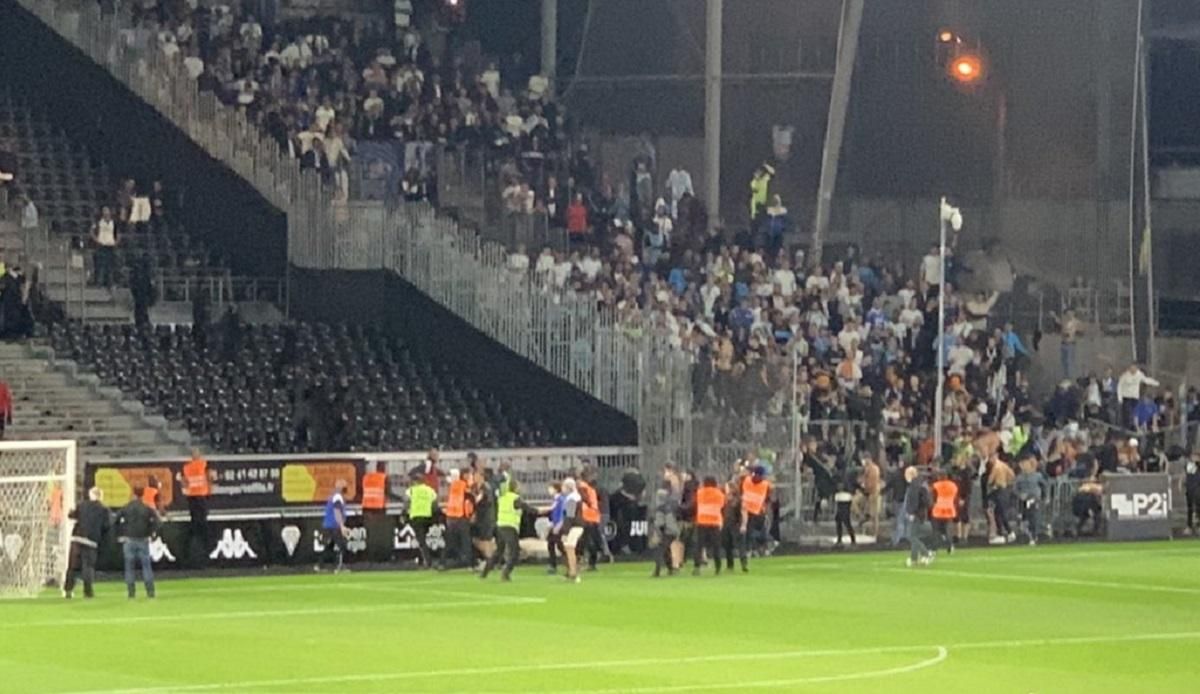 Фанатов Марселя жестко наказали после массовой драки на футбольном поле: как это было