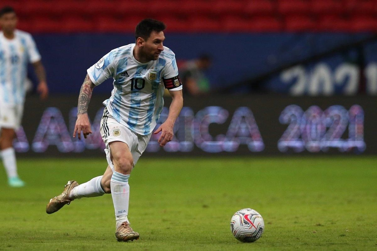 Шедевр у ворота Уругваю: Мессі забив ювілейний гол за Аргентину та отримав відзнаку за рекорд - Спорт 24