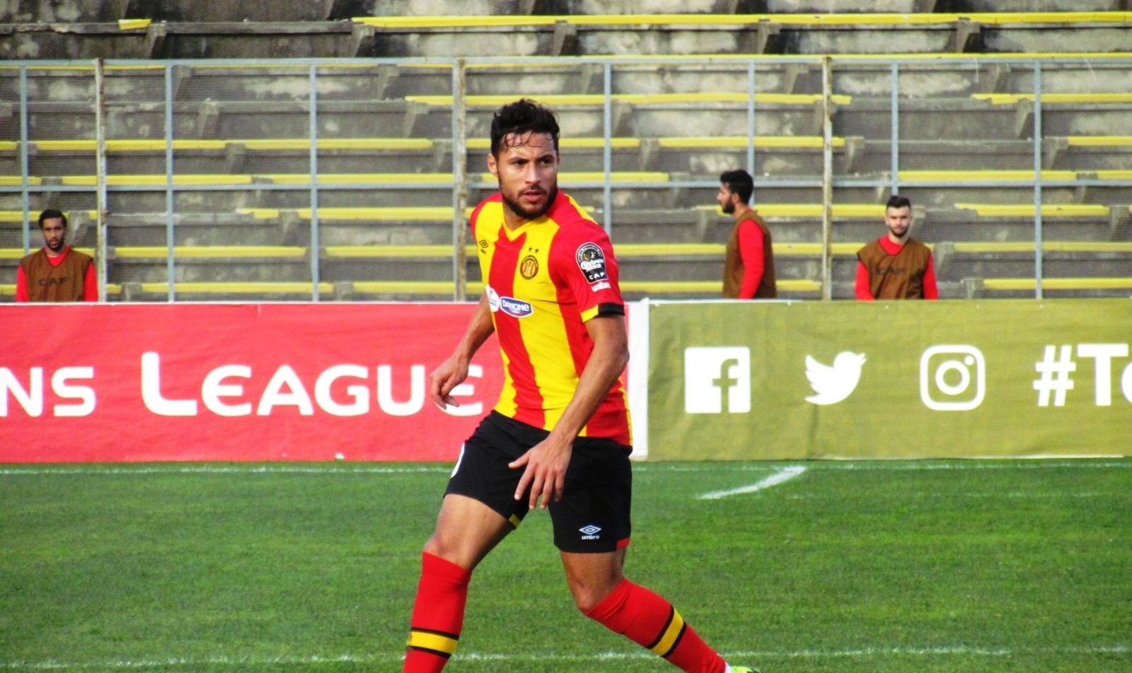 С центра поля: футболист забил удивительный гол в чемпионате Катара – видео С центра поля: футболист забил удивительный гол в чемпионате Катара – видео