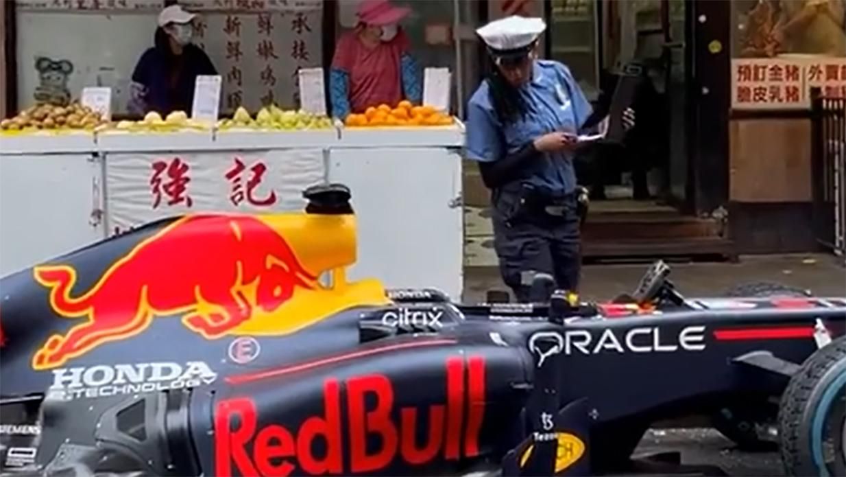 Пилот Формулы-1 припарковал болид Red Bull посреди улицы Нью-Йорка, за что получил штраф: видео