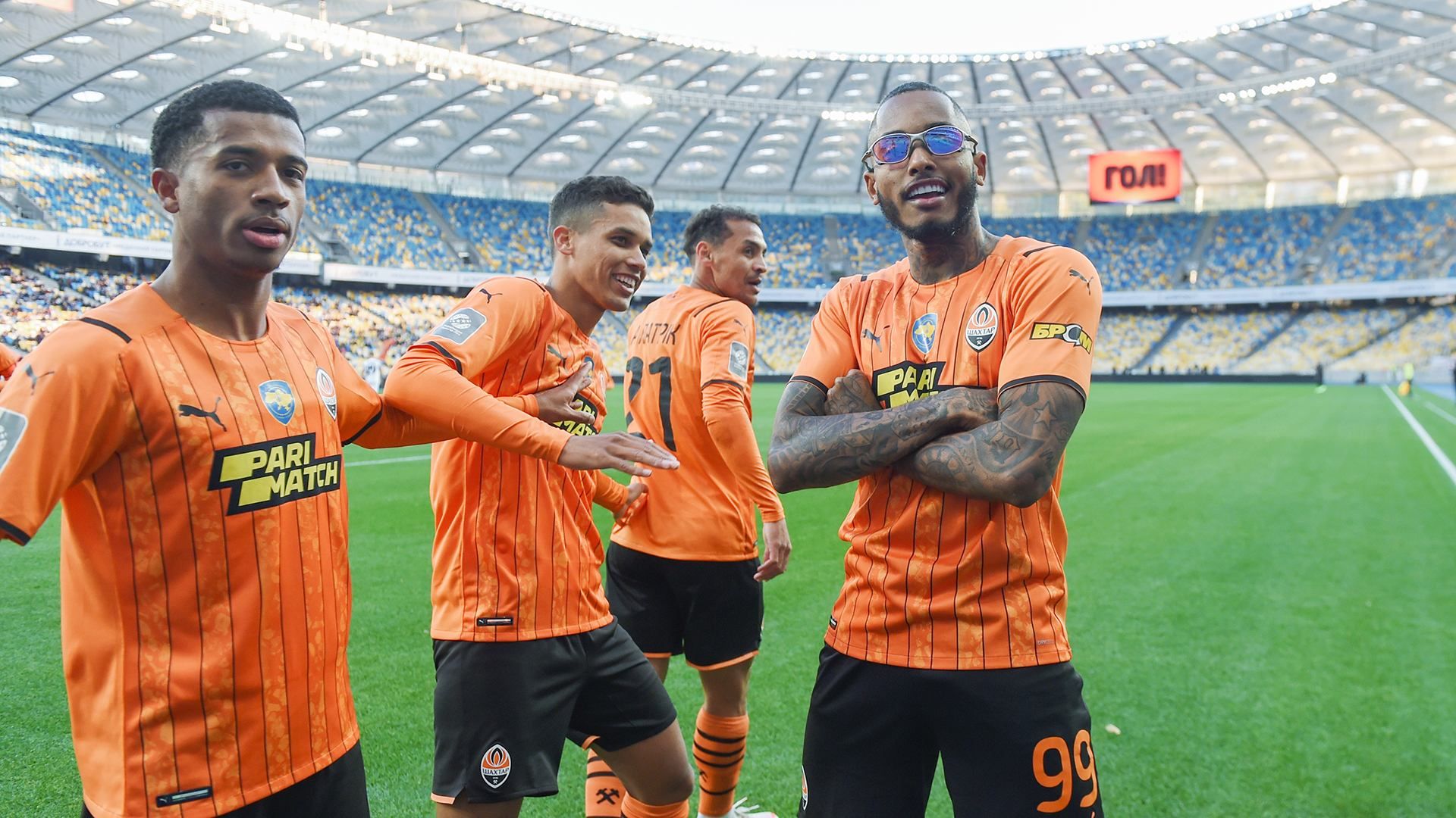 Нападник Шахтаря стильно відсвяткував гол: надів окуляри, а потім зробив сальто – фото та відео - Спорт 24 Нападник Шахтаря стильно відсвяткував гол: надів окуляри, а потім зробив сальто – фото та відео - Спорт 24