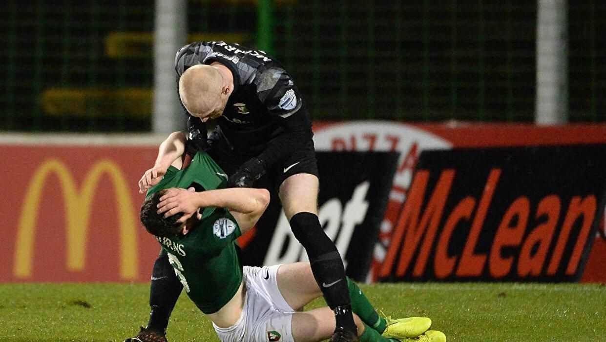 Нашел виновника: голкипер едва не избил партнера после пропущенного гола – видео Нашел виновника: голкипер едва не избил партнера после пропущенного гола – видео