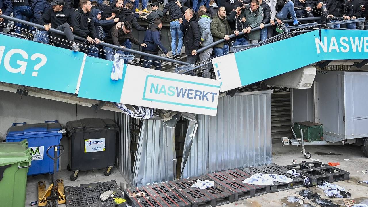 В Нидерландах под болельщиками обвалилась трибуна во время празднования: жуткое видео В Нидерландах под болельщиками обвалилась трибуна во время празднования: жуткое видео