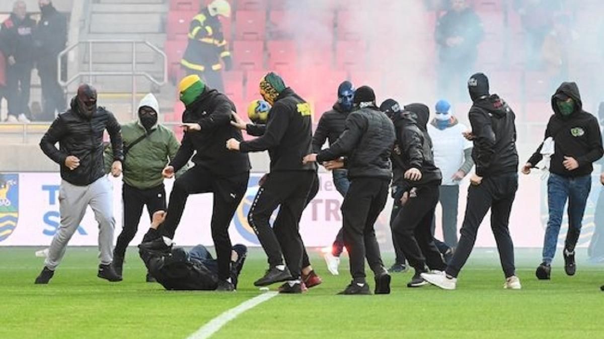 В Словакии во время матча фанаты устроили массовую драку на поле — видео