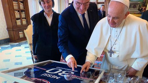 Папа Римський отримав футболку Мессі з ПСЖ: фото
