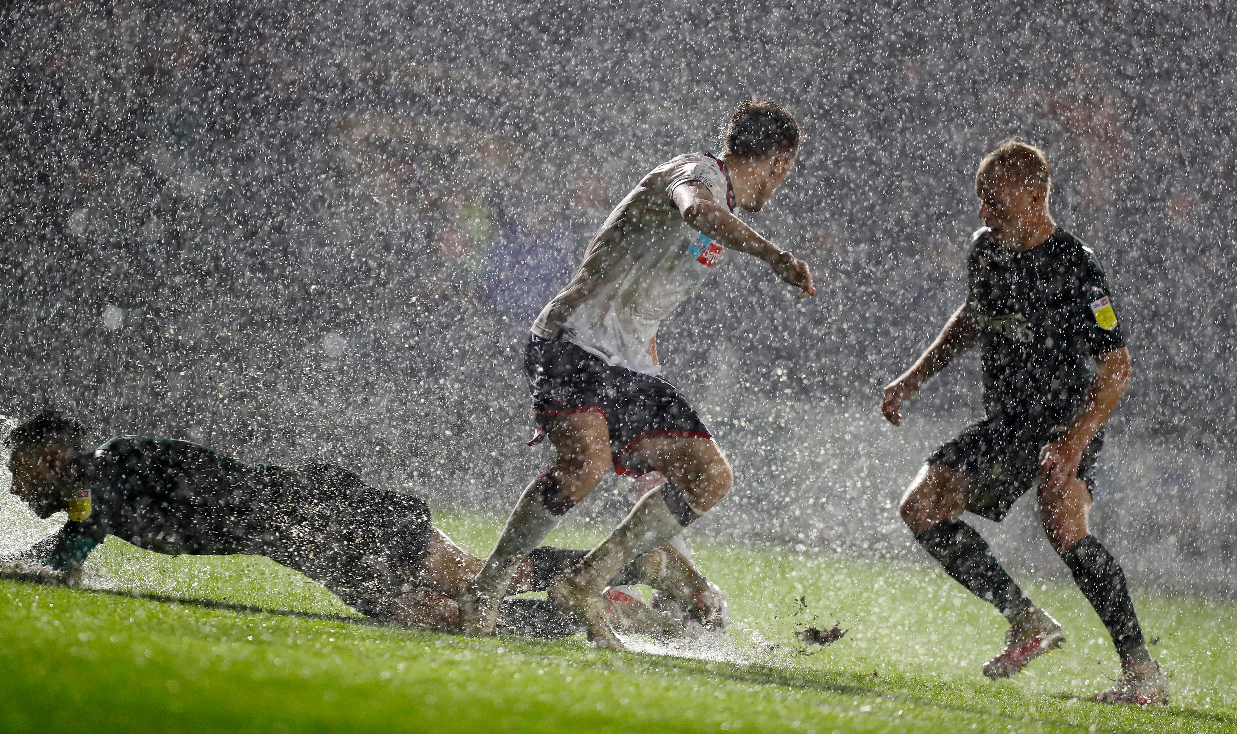 Не футбол, а водное поле: в Англии забили курьезный гол на залитом дождем поле - видео