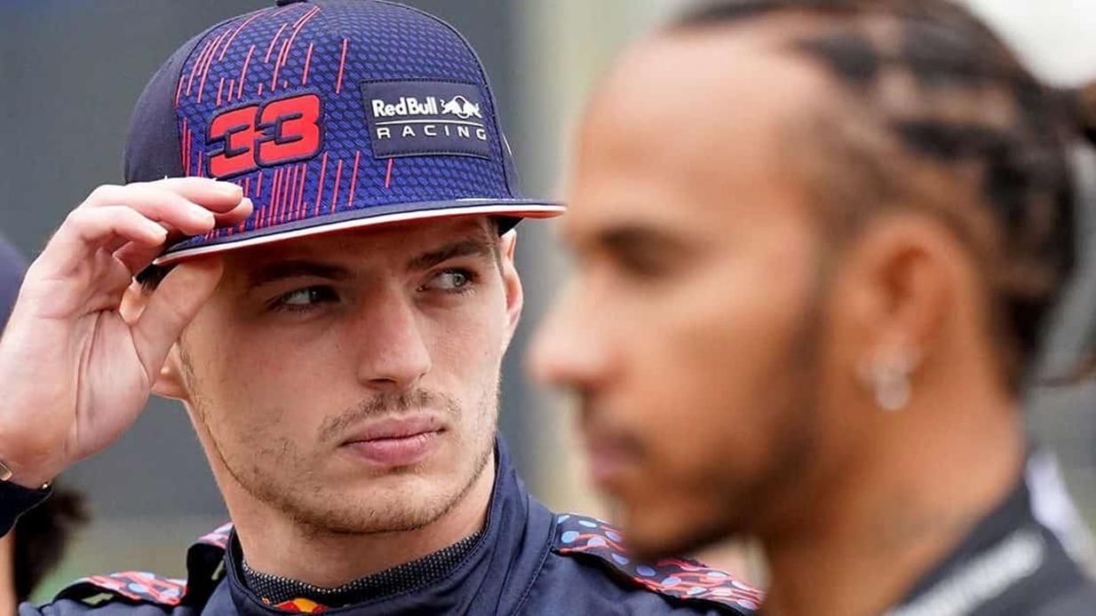 Боротьба загострюється: Ферстаппен назвав Хемілтона ідіотом та показав середній палець – відео - Формула 1 новини - Спорт 24 Боротьба загострюється: Ферстаппен назвав Хемілтона ідіотом та показав середній палець – відео - Формула 1 новини - Спорт 24