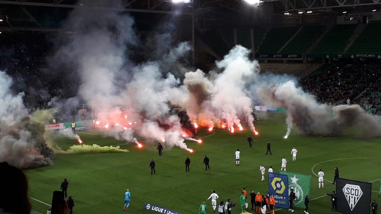У Франції знову гаряче: футбольні фанати спалили сітку воріт і закидали поле фаєрами – відео - Спорт 24